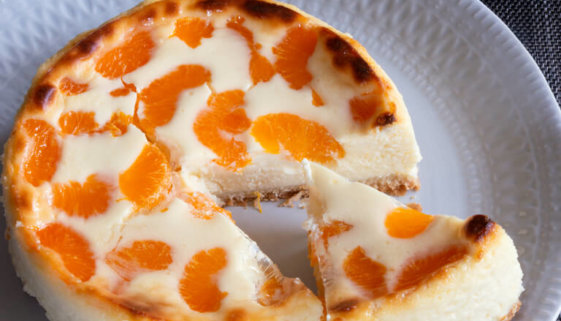 Bauernrahmtorte mit Mandarinen auf Teller