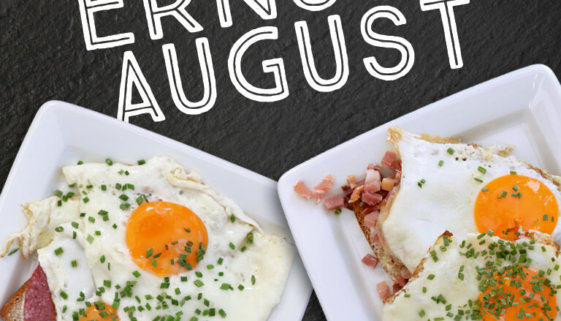 Zwei Gersterbrote belegt mit Salami, Schinken und Spiegeleiern