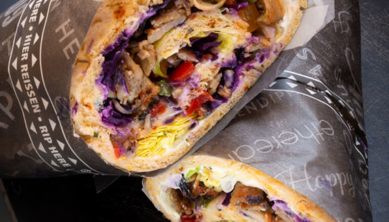 Aufgeschnittener Wrap mit Gemüse und Hähnchenfleisch